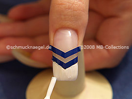 Nailart pen oder Nagellack in der Farbe weiß