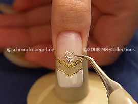 Pinzette und ein Herztattoo vom Nail-Tattoo-Blatt