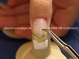 Pinzette und ein Herztattoo vom Nail-Tattoo-Blatt