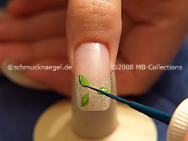 Nailart Liner in der Farbe dunkelgrün