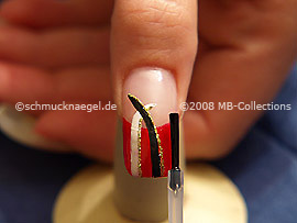 Fingernagel mit einem Klarlack überlackieren