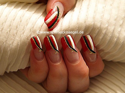 Fingernagel Kosmetik mit Nailart Liner und Nagellack
