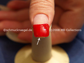 Bei künstlichen Fingernägeln die vordere Nagelkante mitlackieren