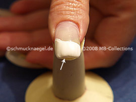 Bei künstlichen Fingernägeln die vordere Nagelkante mitlackieren