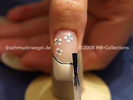 Fingernagel mit einem Klarlack überlackieren