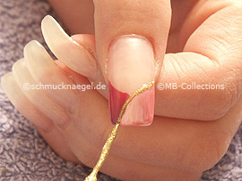 Nailart Liner in der Farbe gold-glitter