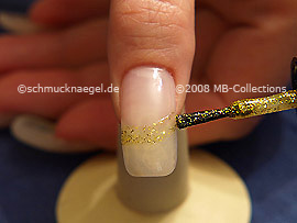 Nagellack in der Farbe gold-glitter