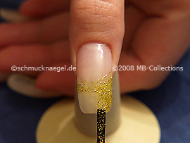 Nagellack in der Farbe gold-glitter