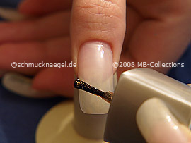 Nagellack in der Farbe braun-glitter