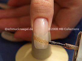 Nagellack in der Farbe braun-glitter