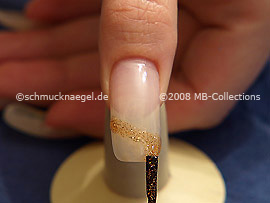 Nagellack in der Farbe braun-glitter