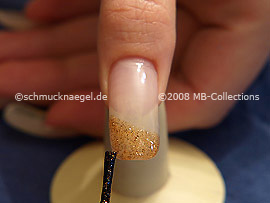 Nagellack in der Farbe braun-glitter