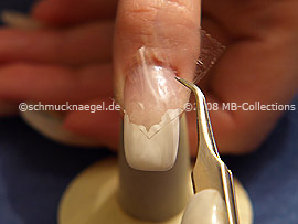 Pinzette und durchsichtiges Klebeband