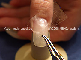 Durchsichtige Klebeband und Pinzette
