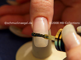 Nagellack in der Farbe gold-glitter