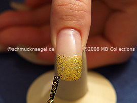 Nagellack in der Farbe gold-glitter