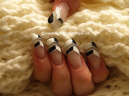 Fingernagel Motiv mit Nagellack und Nailart Liner