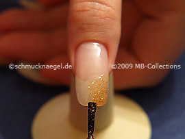 Nagellack mit gleichmäßigen Pinselstrichen auftragen