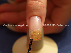 Nagellack in der Farbe kupfer-glitter