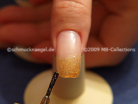 Nagellack in der Farbe kupfer-glitter