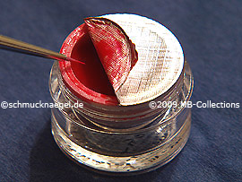 Nailart-Pinsel und Farbgel in rot