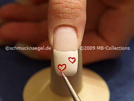 Nailart-Pinsel und Farbgel in rot