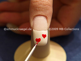 Nailart-Pinsel und Farbgel in rot