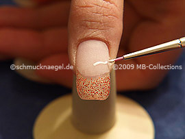 Nailart-Pinsel und Farbgel in weiß