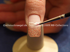 Nailart-Pinsel und Farbgel in weiß