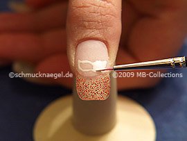 Nailart-Pinsel und Farbgel in weiß