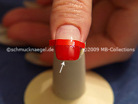 Bei künstlichen Fingernägeln die vordere Nagelkante mitlackieren