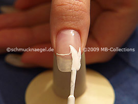 Nagellack in der Farbe weiß