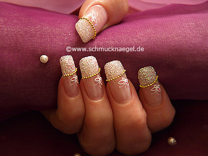 Fingernageldesign mit Nailart Perlenkette