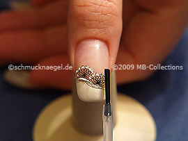Fingernagel mit einem Klarlack überlackieren