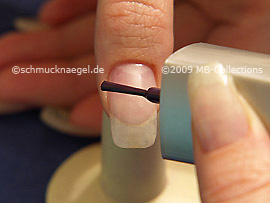 Nagellack in der Farbe dunkellila