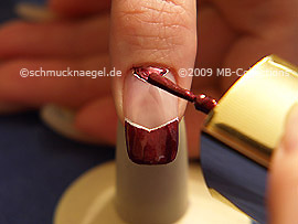 Nagellack in der Farbe kupfer