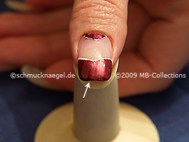 Bei künstlichen Fingernägeln die vordere Nagelkante mitlackieren
