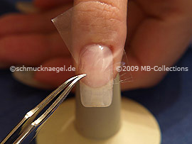Durchsichtiges Klebeband und Pinzette