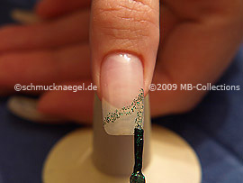 Nagellack in der Farbe grün-glitter