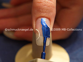 Nagellack in der Farbe dunkelblau
