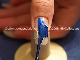 Nagellack in der Farbe dunkelblau