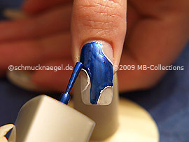 Nagellack in der Farbe dunkelblau