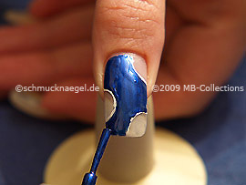 Nagellack in der Farbe dunkelblau