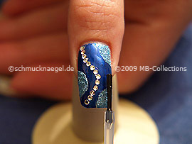 Fingernagel mit einem Klarlack überlackieren
