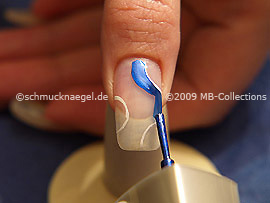 Nagellack in der Farbe dunkelblau