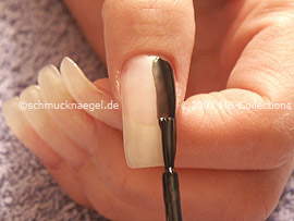 Nagellack in der Farbe schwarz