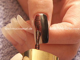 Nagellack in der Farbe dunkelrot mit Glitter