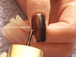 Nagellack in der Farbe dunkelrot mit Glitter