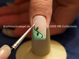 Nailart-Pinsel und Farbgel in weiß