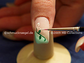 Nailart-Pinsel und Farbgel in weiß